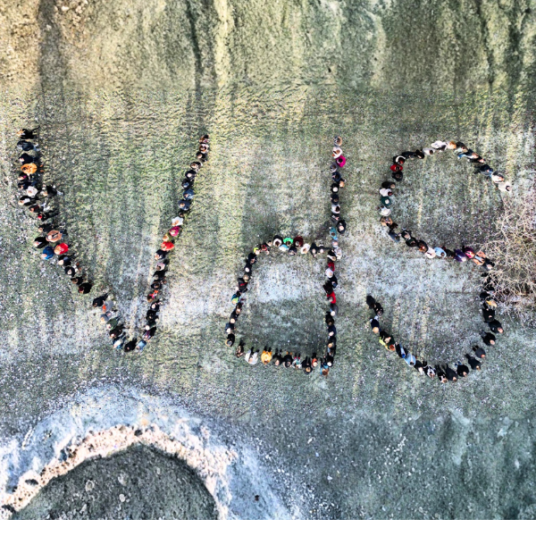 Luftaufnahme einer Menschenmenge, die auf einer Wiese die Buchstaben ‚vds‘ formt. Die Personen stehen dicht nebeneinander, sodass die Buchstaben gut lesbar sind. Die Aktion wirkt gemeinschaftlich und symbolisiert Zusammenhalt und Identifikation mit dem Verband.