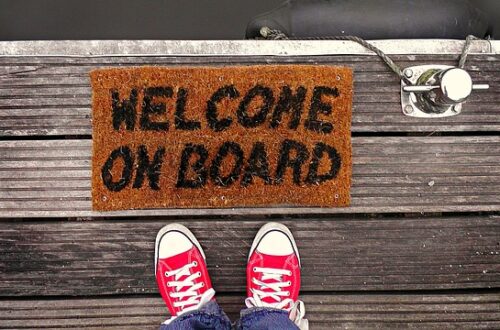Eine Fußmatte mit der Aufschrift "Welcome on board".