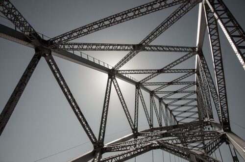 Nahaufnahme einer Brückenkonstruktion aus Stahl.