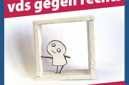 Plakat des vds (Verband Sonderpädagogik) mit der Botschaft 'vds gegen rechts' in weißer Schrift auf rotem Hintergrund. Darunter steht in ähnlicher Gestaltung 'Demokratie braucht Inklusion'. Im unteren Bereich des Plakats befindet sich der Schriftzug 'NIE WIEDER IST JETZT!' in weiß auf dunkelblauem Hintergrund. Zentral ist ein minimalistisches Strichmännchen zu sehen, das in einem schiefen Holzrahmen steht und leicht zur Seite geneigt ist. Das Logo des vds befindet sich am oberen Rand des Plakats.