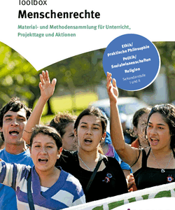 Cover der Publikation ‚Toolbox Menschenrechte‘ von Misereor. Zu sehen sind mehrere junge Menschen mit erhobenen Armen und entschlossenem Gesichtsausdruck, offenbar bei einer Demonstration. Oben steht: ‚Material- und Methodensammlung für Unterricht, Projekttage und Aktionen‘, darunter Einsatzbereiche: Ethik, Politik, Religion (Sekundarstufe I und II). Unten rechts das Logo von Misereor mit dem Slogan ‚Gemeinsam global gerecht‘