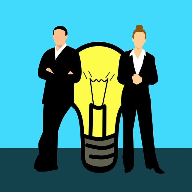 Illustration mit einem Mann und einer Frau in Businesskleidung, die jeweils auf einer Seite vor einer großen gelben Glühbirne stehen. Die Figuren haben keine Gesichtszüge. Die Glühbirne symbolisiert eine Idee oder Innovation – möglicherweise steht das Bild für Zusammenarbeit oder unterschiedliche Perspektiven bei der Lösungsfindung.